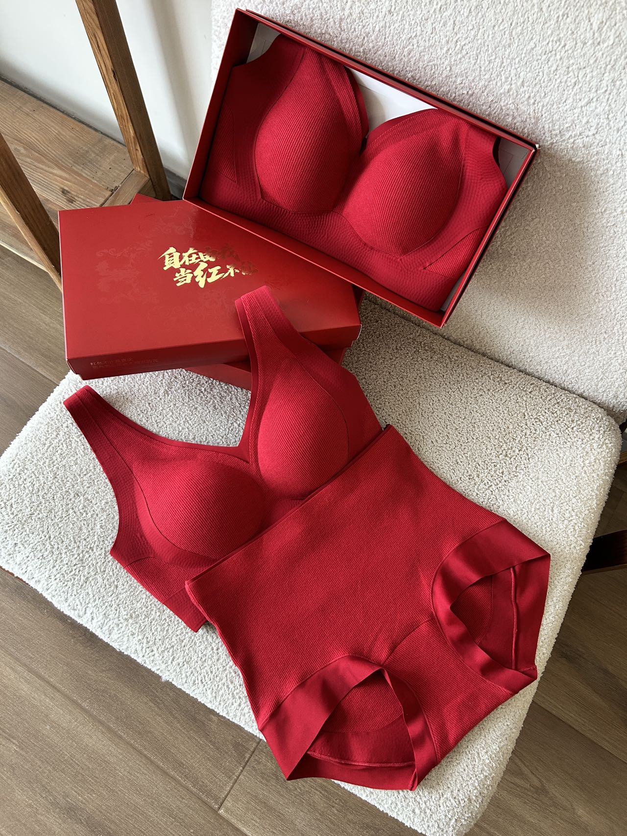 新年女士红色套装