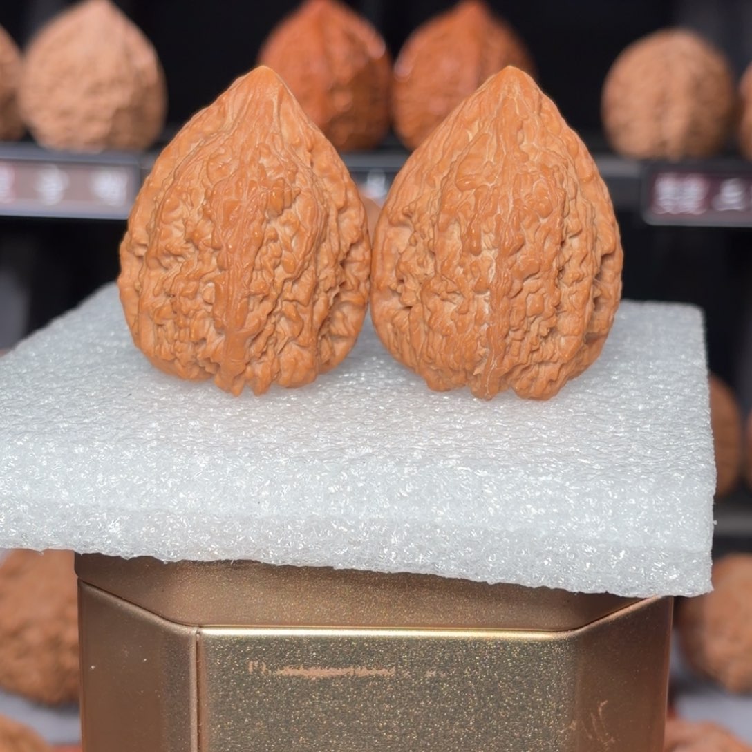 文玩核桃把件红皮白霜山地全品塔尖