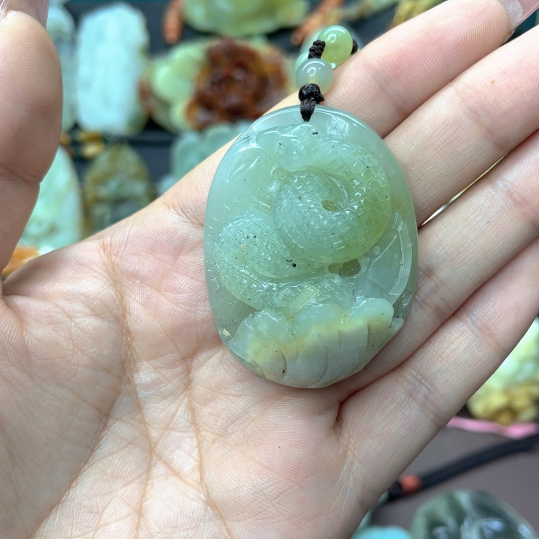 蛇纹石玉颈饰未镶嵌