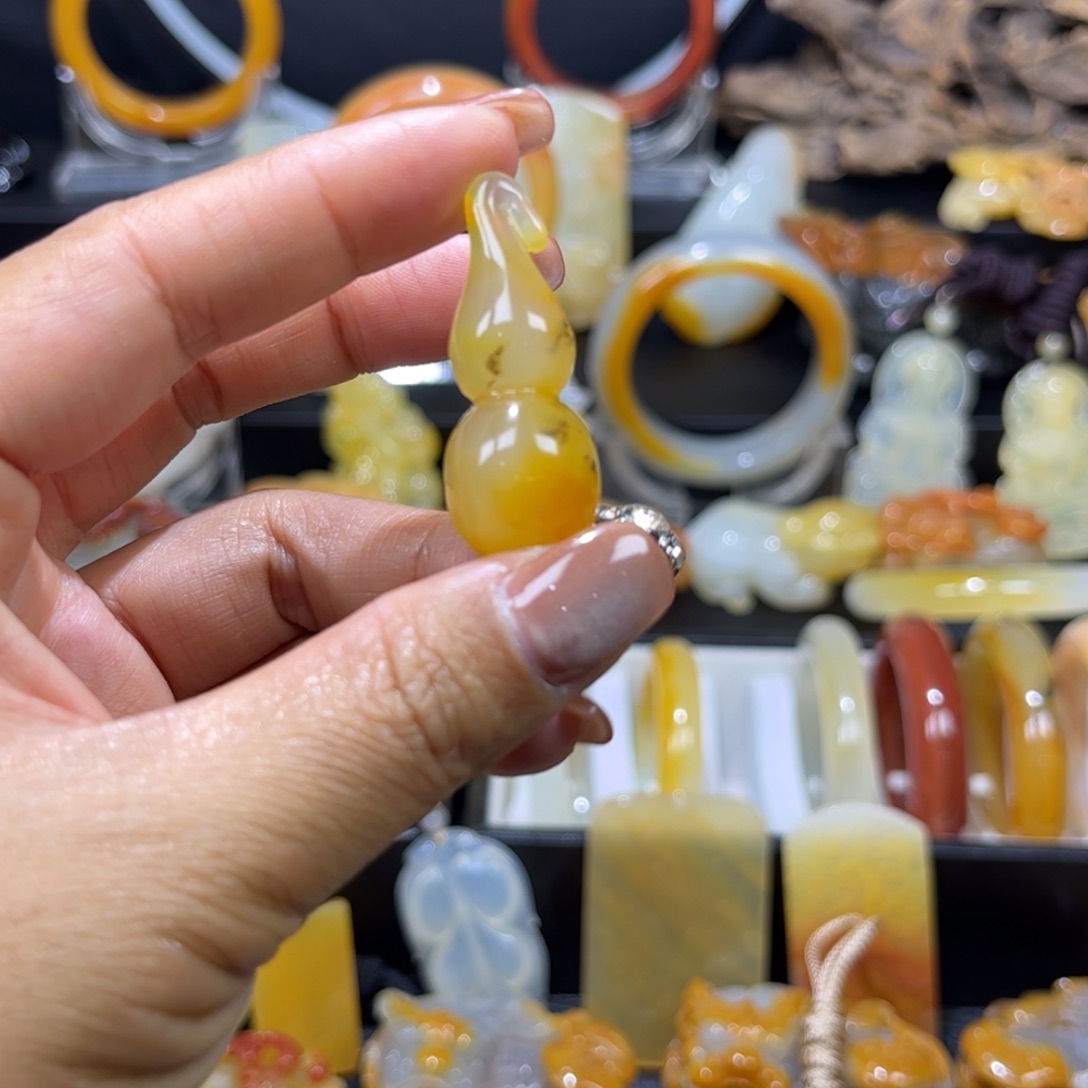 石英质玉（黄龙玉）未镶嵌颈饰