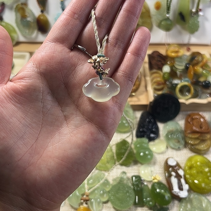 蛇纹石玉未镶嵌颈饰