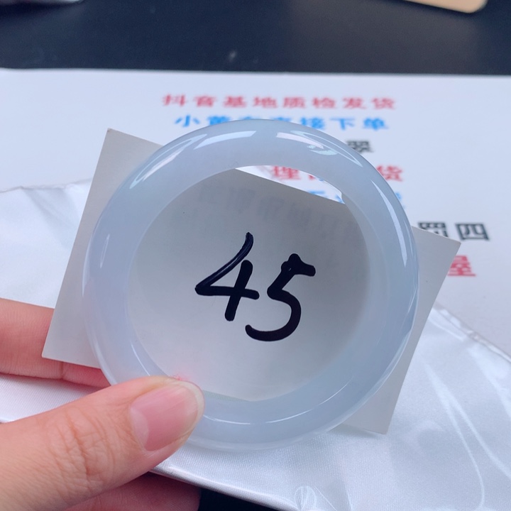 翡翠手镯未镶嵌冰