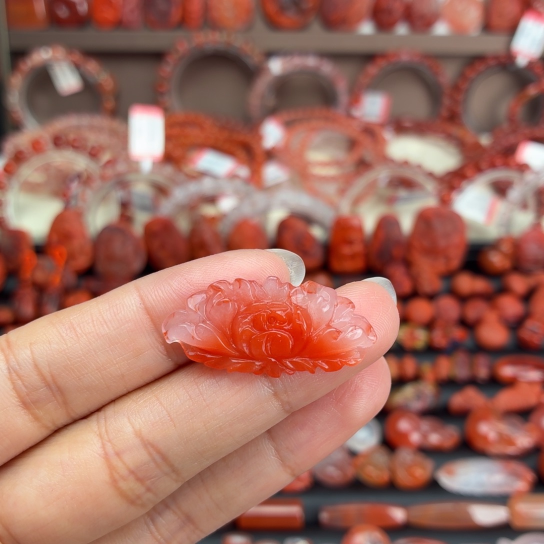 南红玛瑙未镶嵌颈饰牡丹花