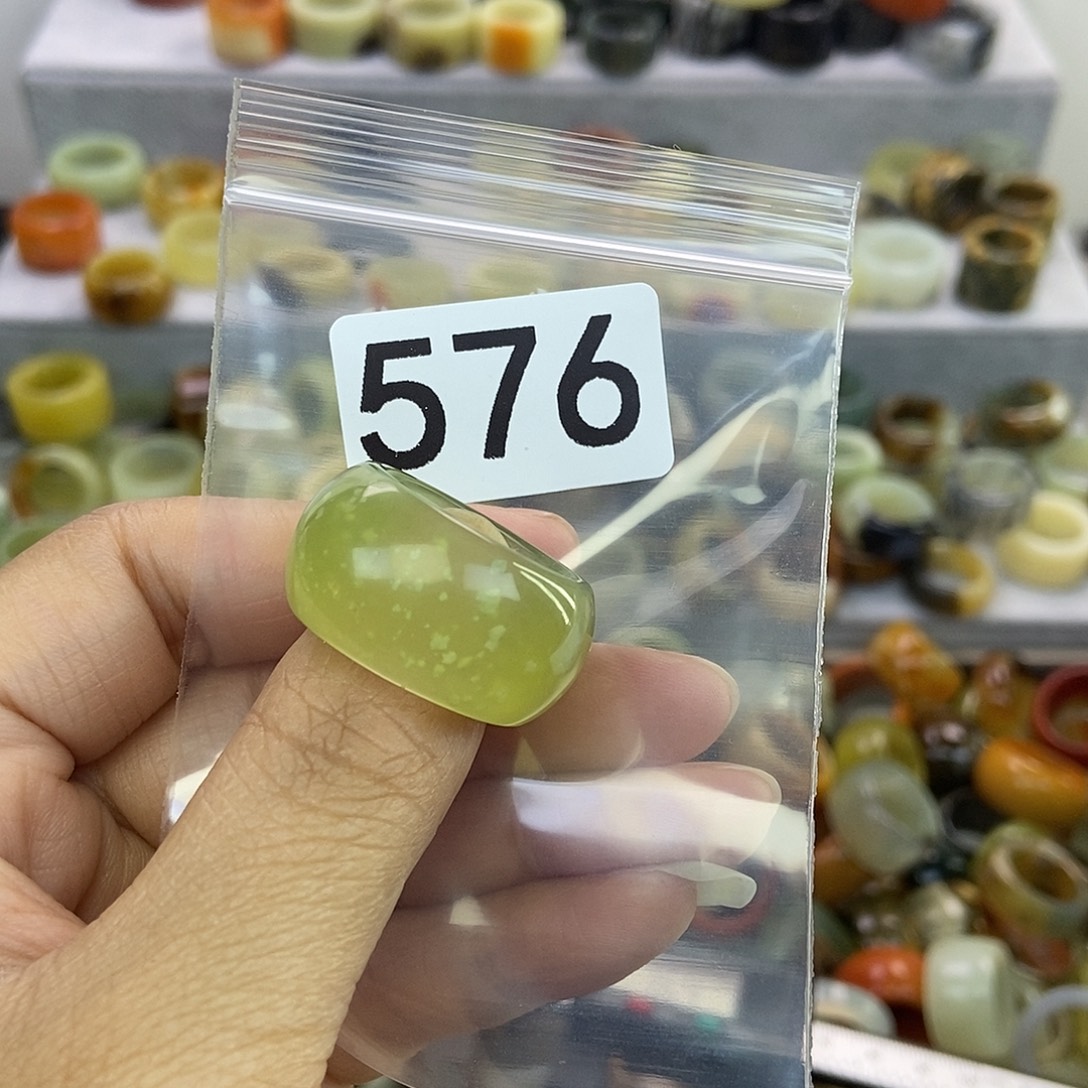 朝***拾蛇纹石玉未镶嵌戒指