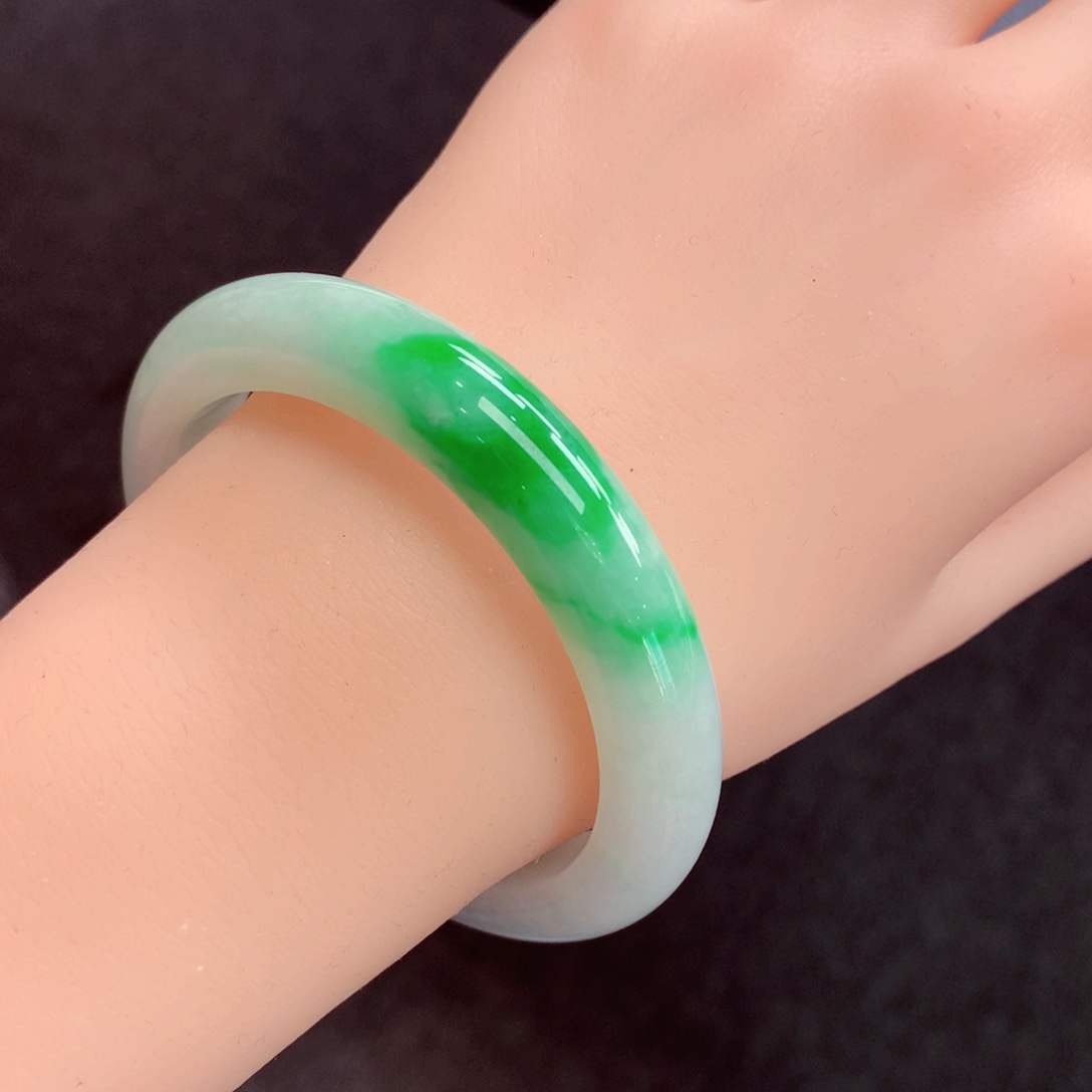 翡翠手镯未镶嵌翡翠