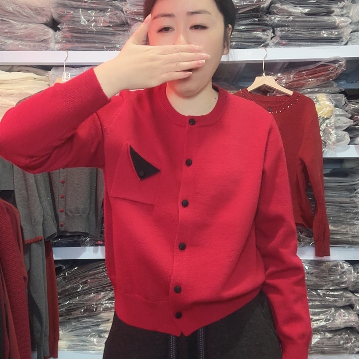 短袖短裤搭配红色