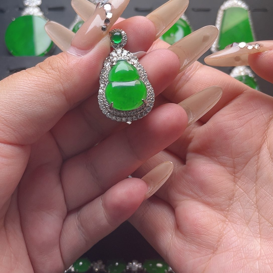 翡翠颈饰未镶嵌葫芦