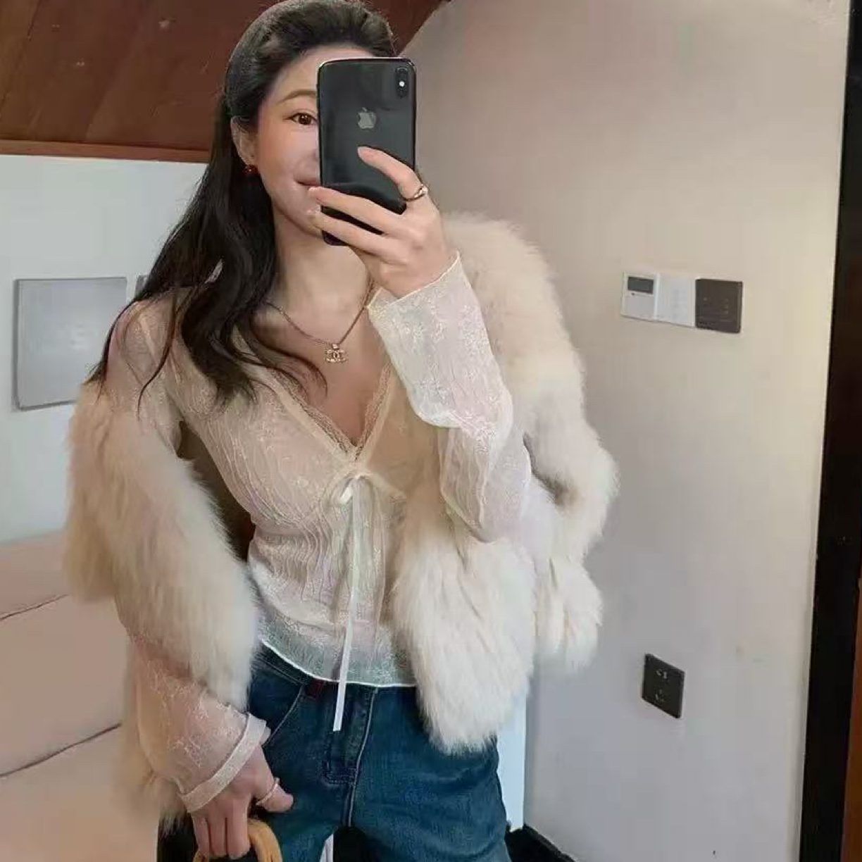 【红人馆】加绒蕾丝v领打底衫