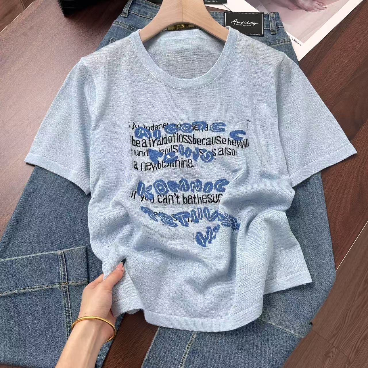 英文字母提花！多巴胺好夏天！显白简约针织衫Y7370