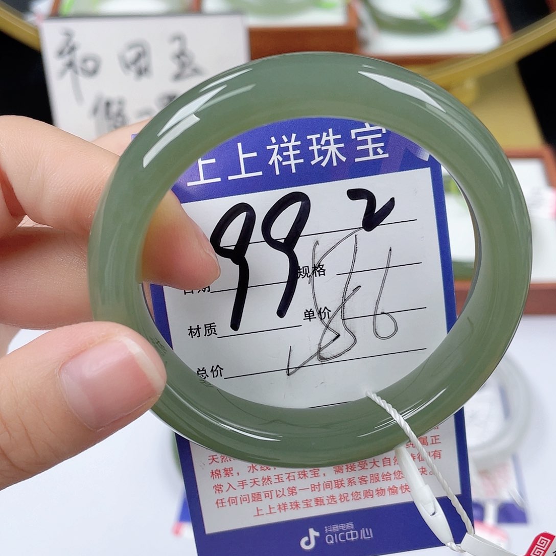 和田玉手镯未镶嵌