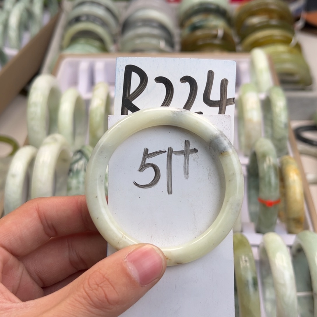 岫玉手镯未镶嵌天然岫玉微瑕，可以正常佩戴