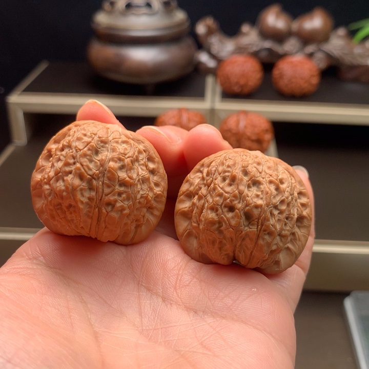 文玩核桃吊坠血麒麟