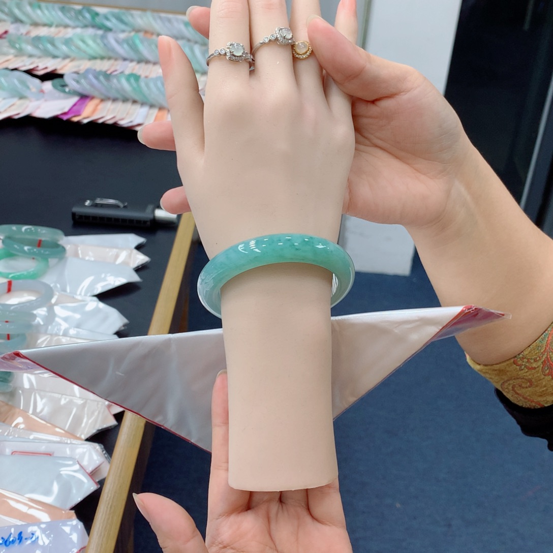 翡翠未镶嵌手镯48小时