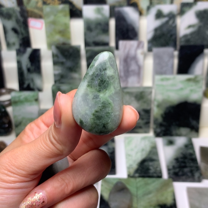 独山玉颈饰未镶嵌