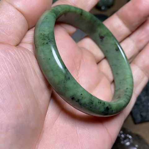 和田玉未镶嵌手镯