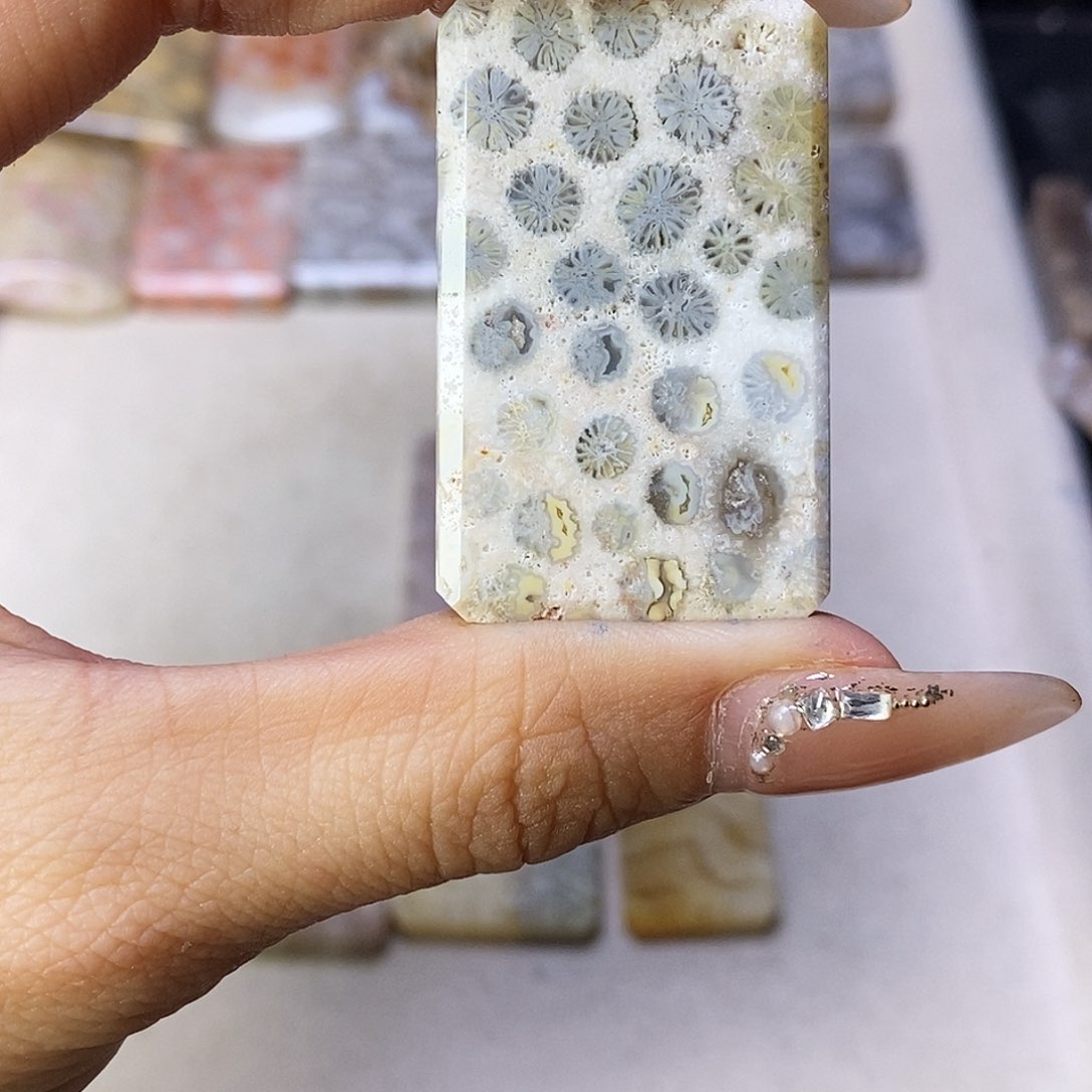 查罗石合金颈饰江*