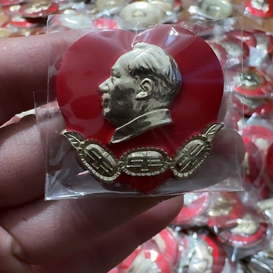 华***哥其他普通金属圆形红色人物像章
