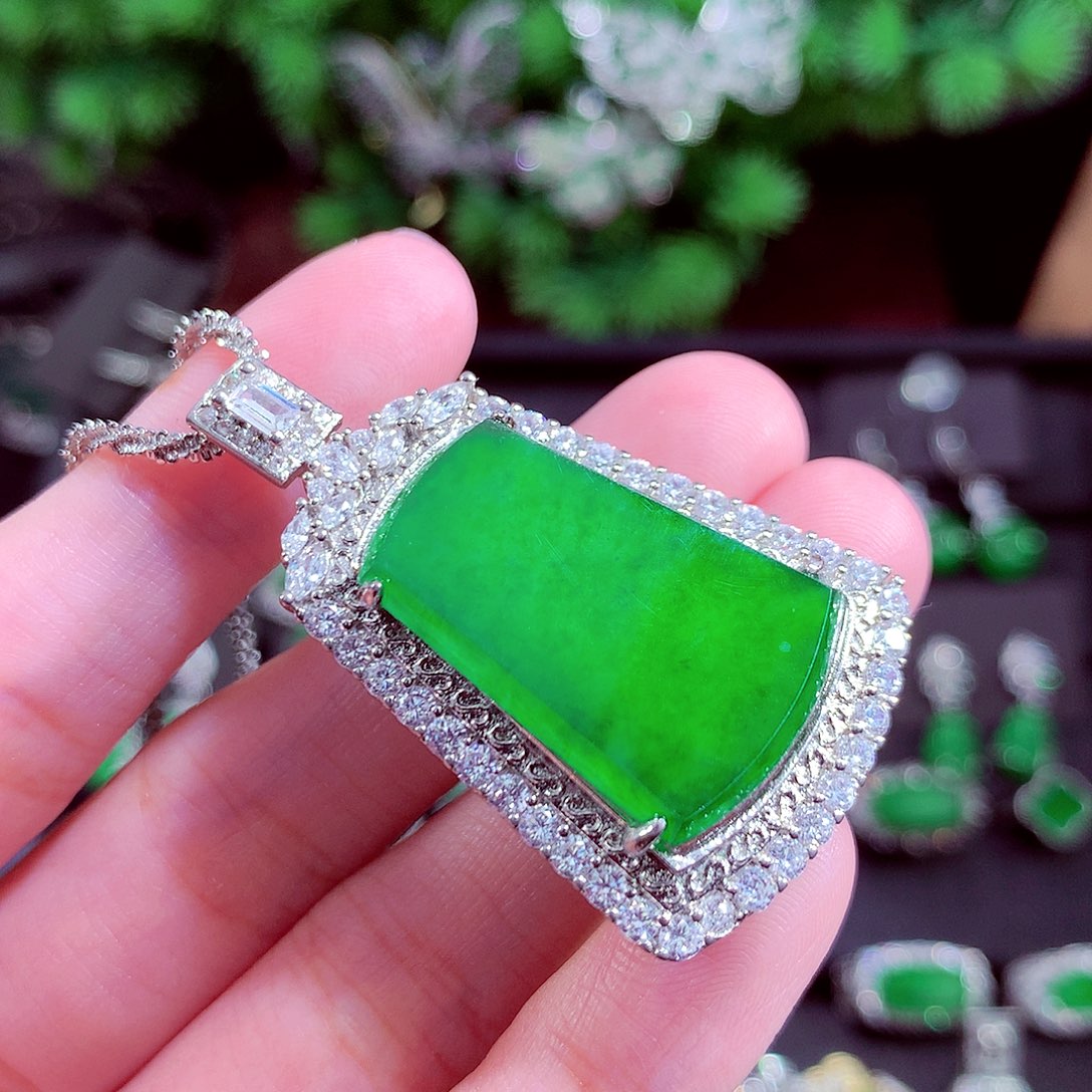 颈饰未镶嵌翡翠天然