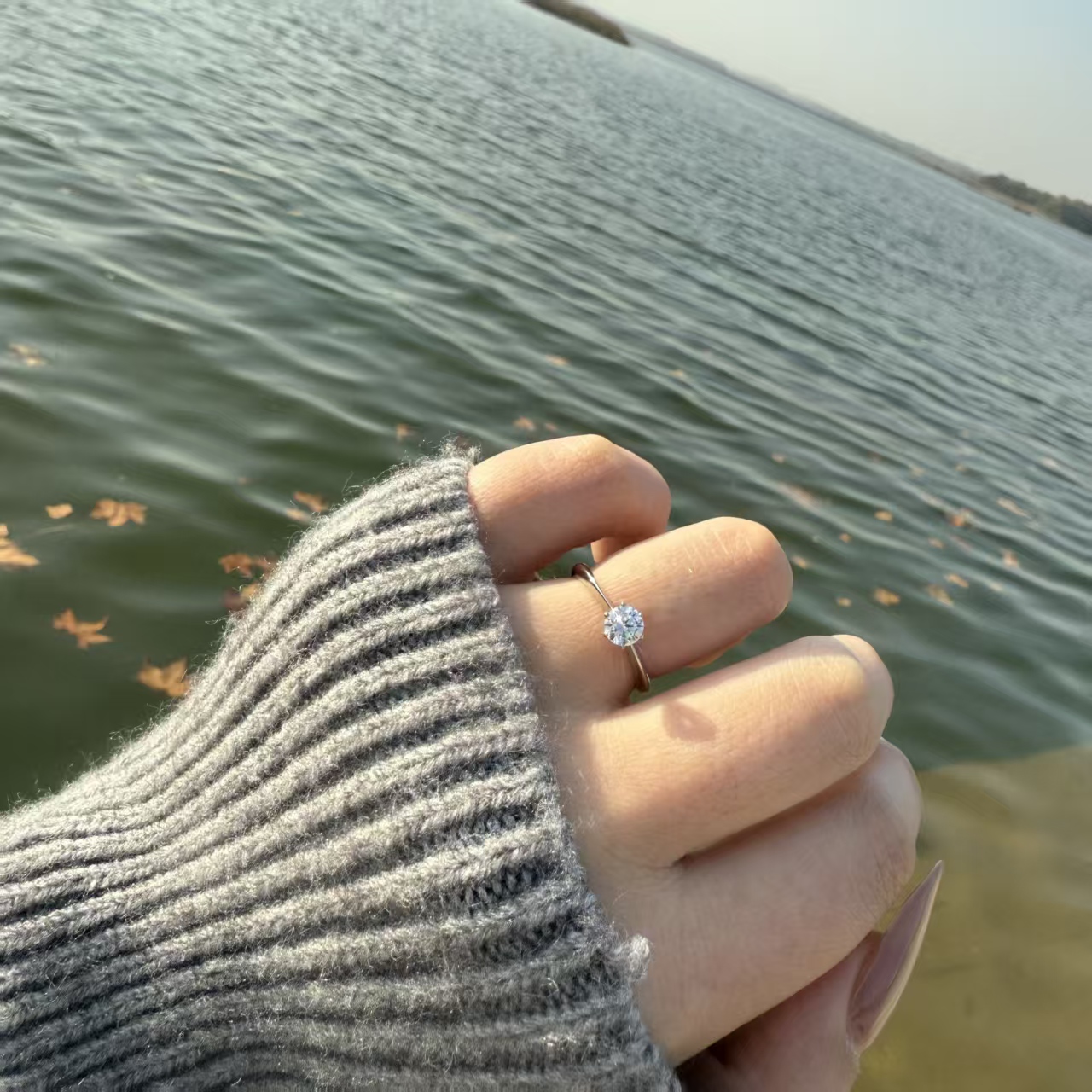铜合金合成锆石戒指 闭口合金镶嵌锆石六爪戒指 精致小众设计