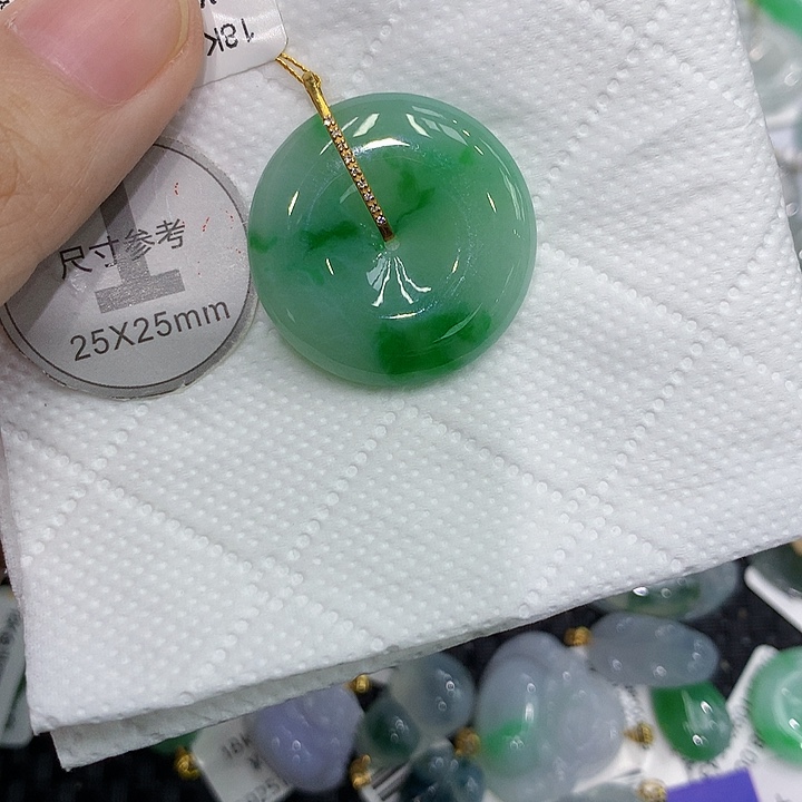 颈饰18K金镶嵌翡翠