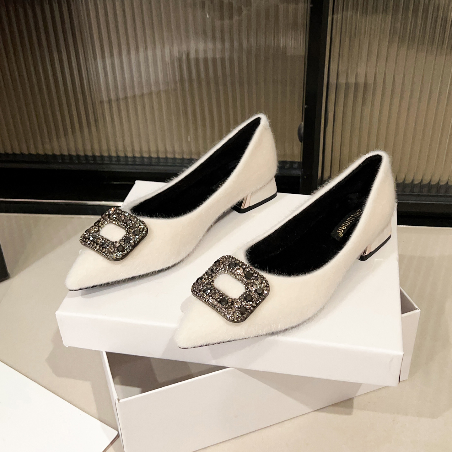 2025新款法式职业工作尖头粗跟单鞋加绒低跟毛毛鞋大码女鞋41-43