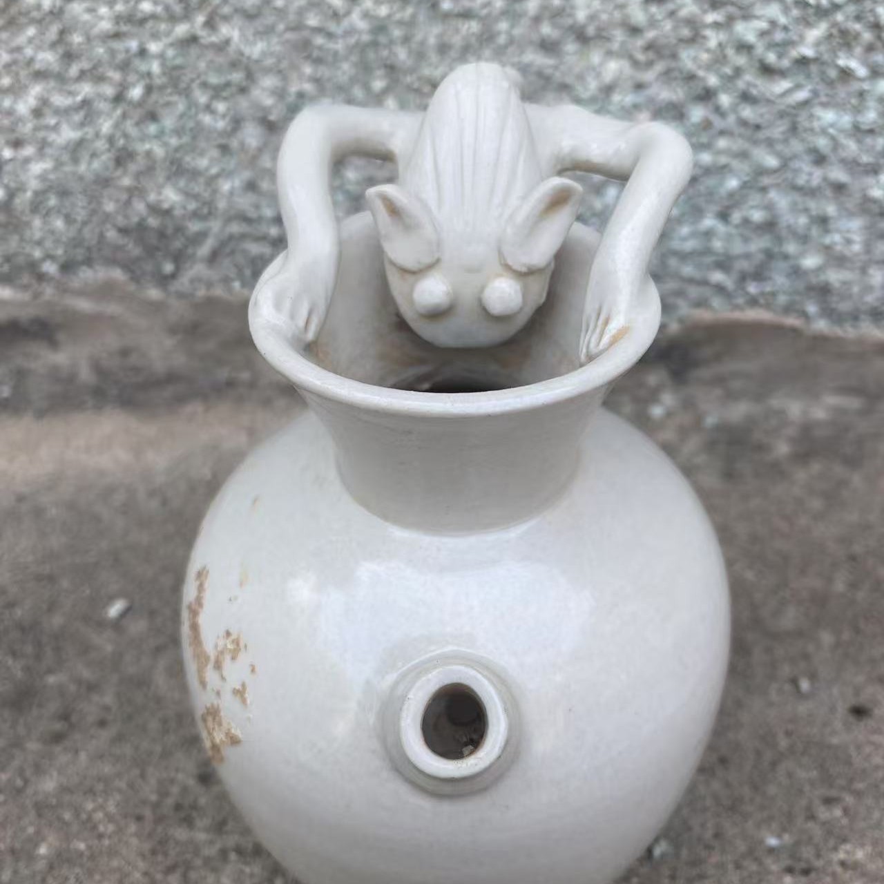 白色的釉执壶摆件