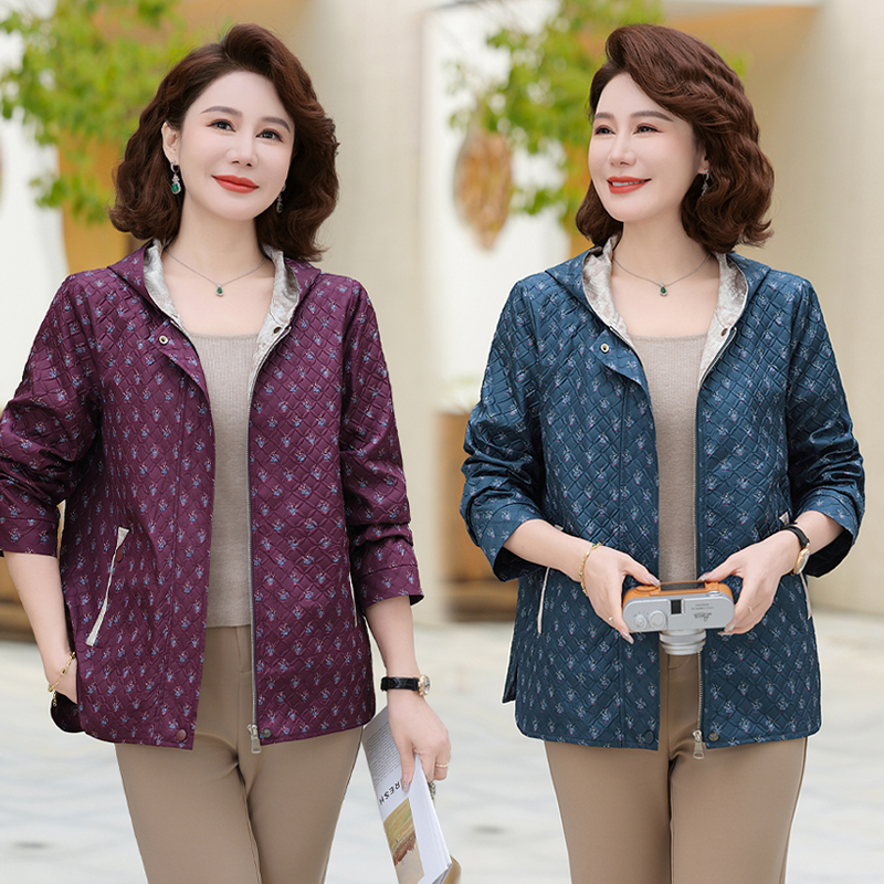 妈妈装春秋季外套洋气冲锋衣时尚中老年女装夹克外套薄款休闲风衣