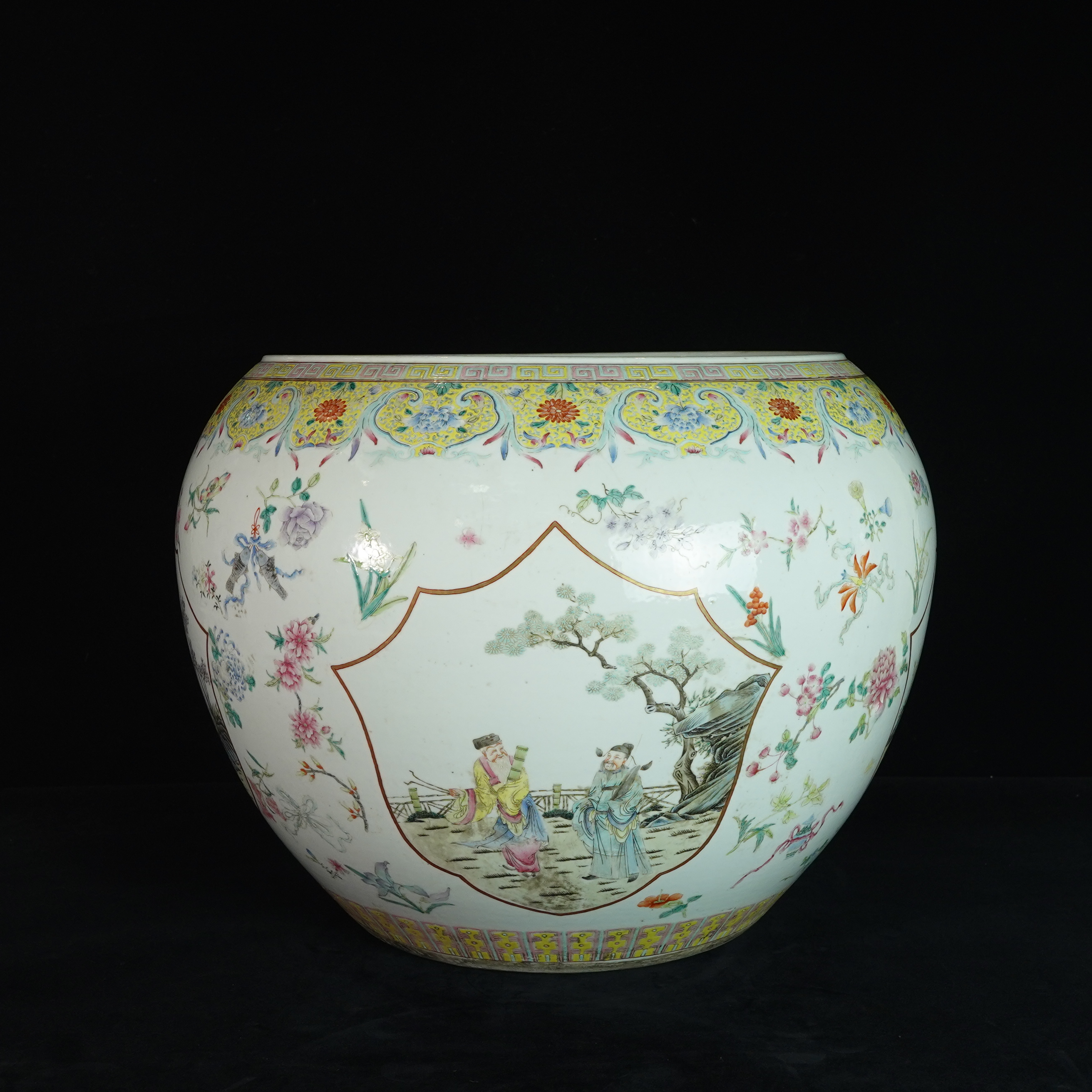 晚清民国・细路粉彩人物开窗卷缸【古董拍卖】