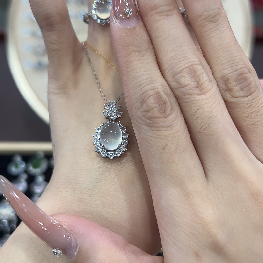 V***i蛇纹石玉银S925镶嵌颈饰