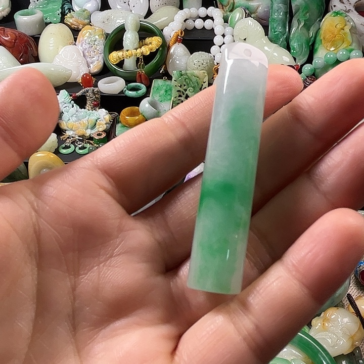 翡翠未镶嵌颈饰翡翠未镶嵌颈饰