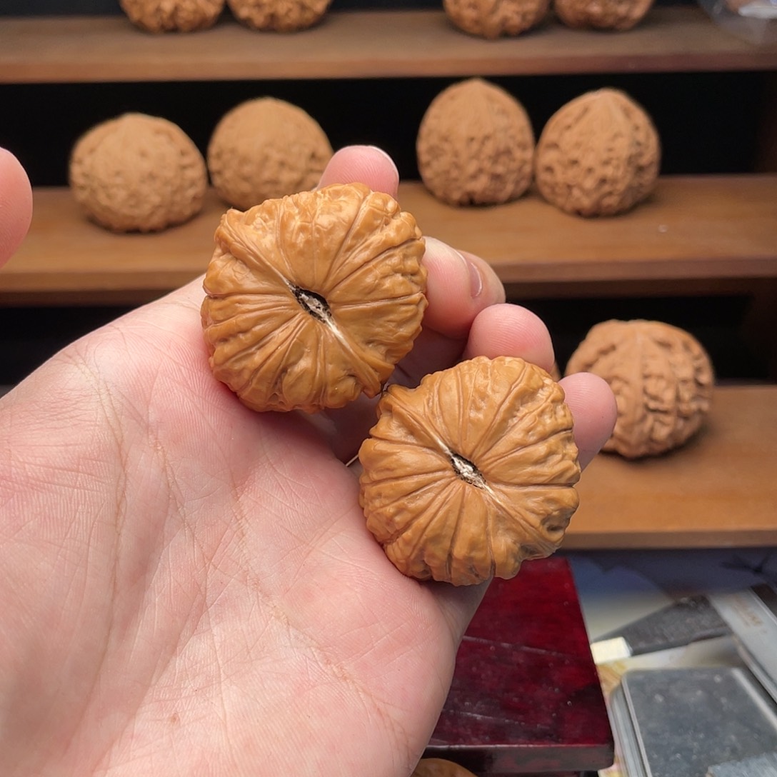 文玩核桃把件40毕业红皮圆润肉球南瓜墩