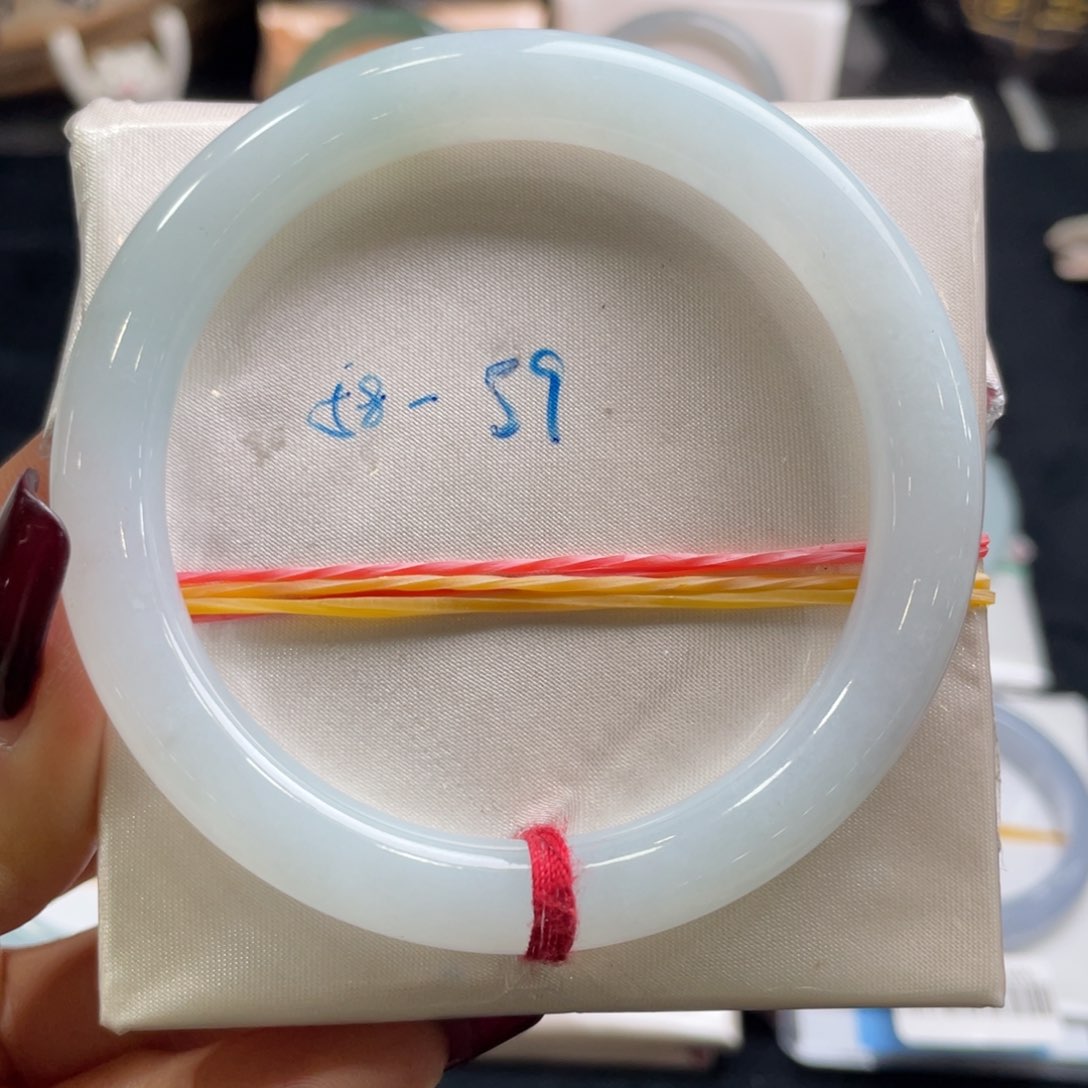 翡翠手镯未镶嵌翡翠手镯