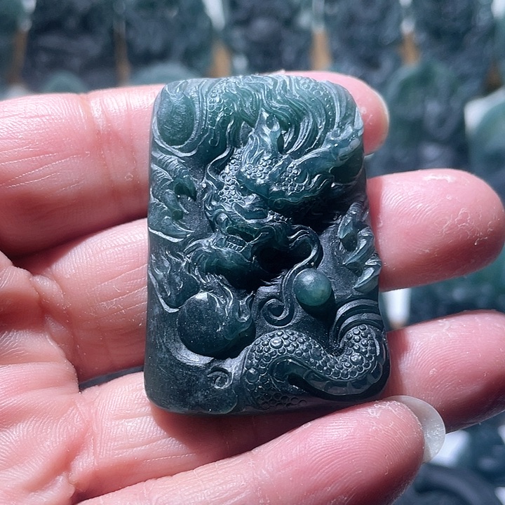 定制翡翠未镶嵌龙