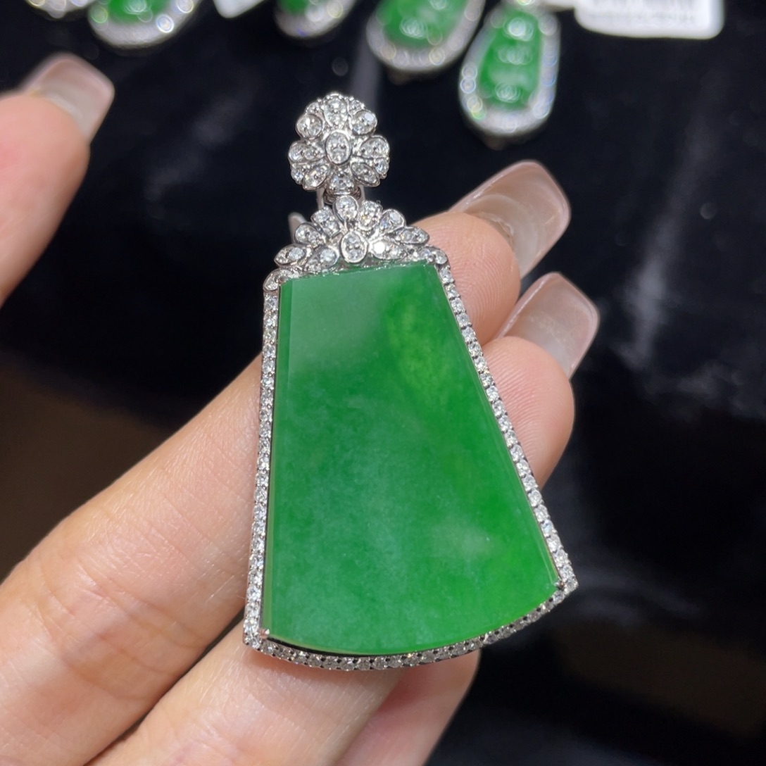 翡翠颈饰18K金镶嵌天然缅甸翡翠