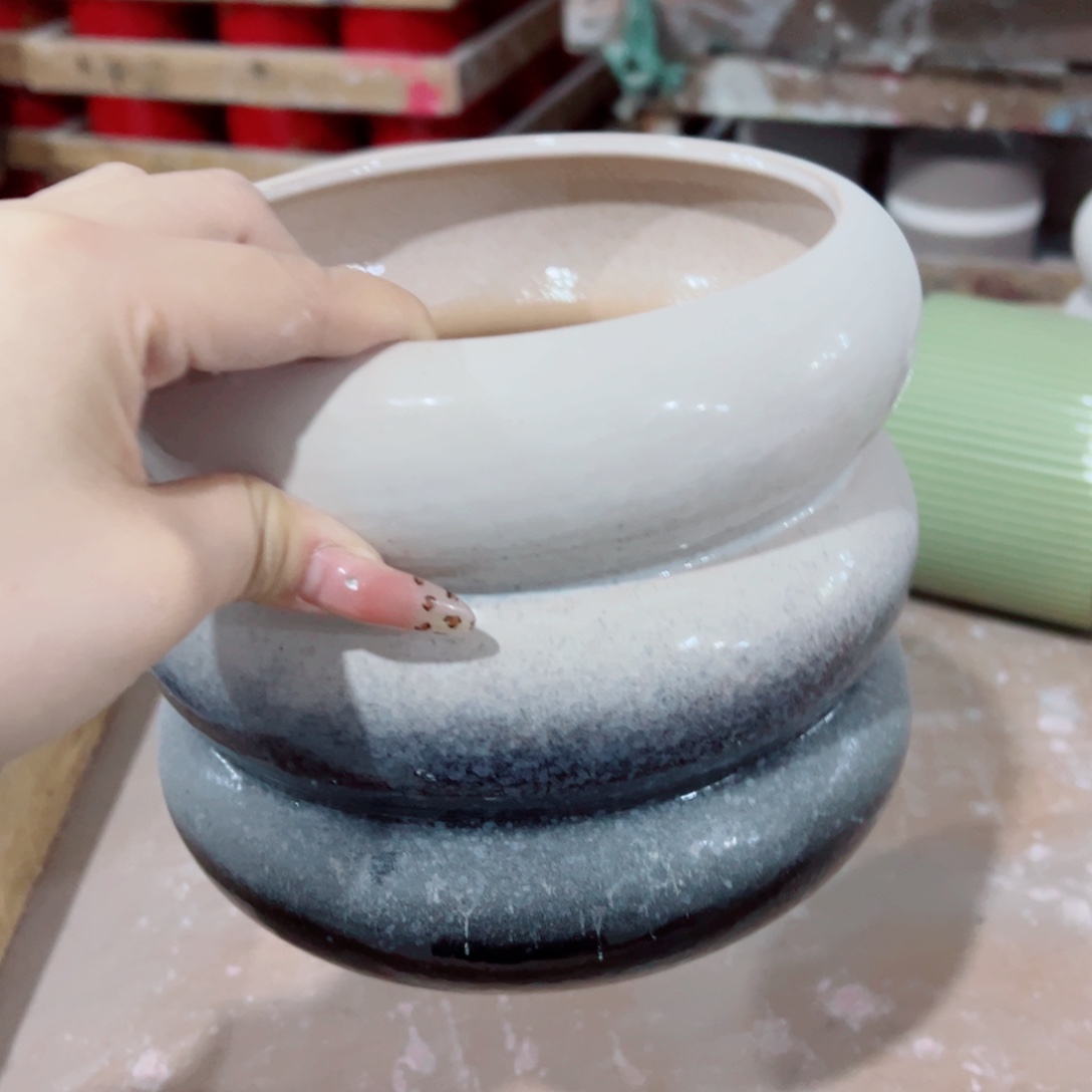 有孔，陶瓷花盆满10米包邮发货。