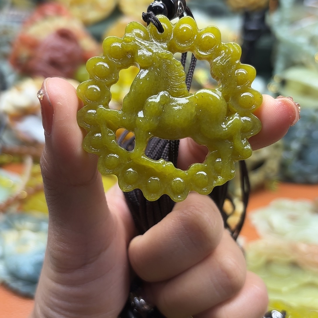 蛇纹石玉未镶嵌吊坠