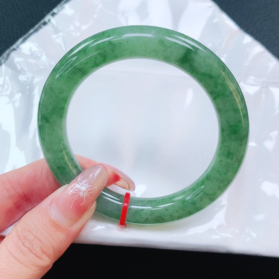 翡翠手镯未镶嵌52圈