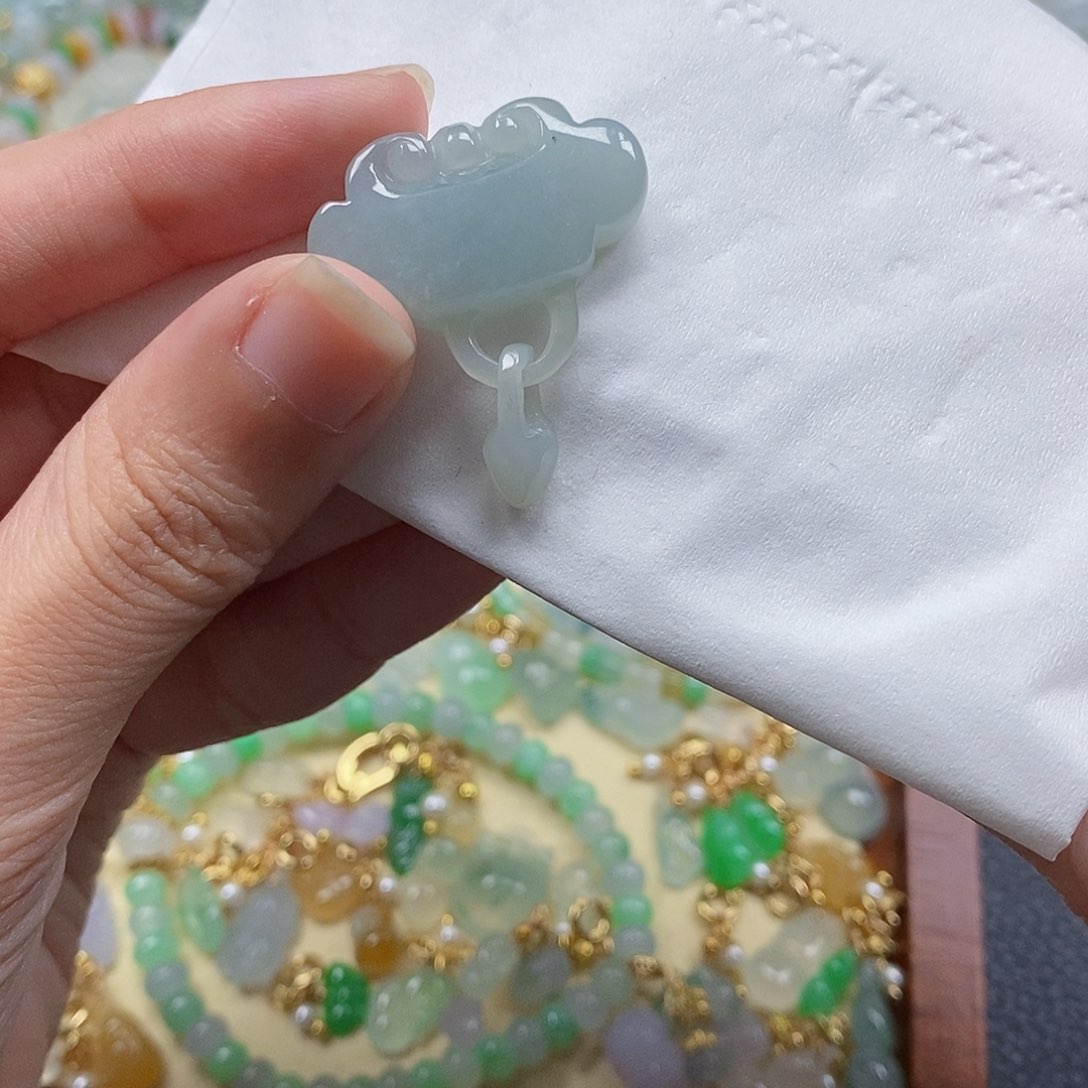 翡翠未镶嵌颈饰闪