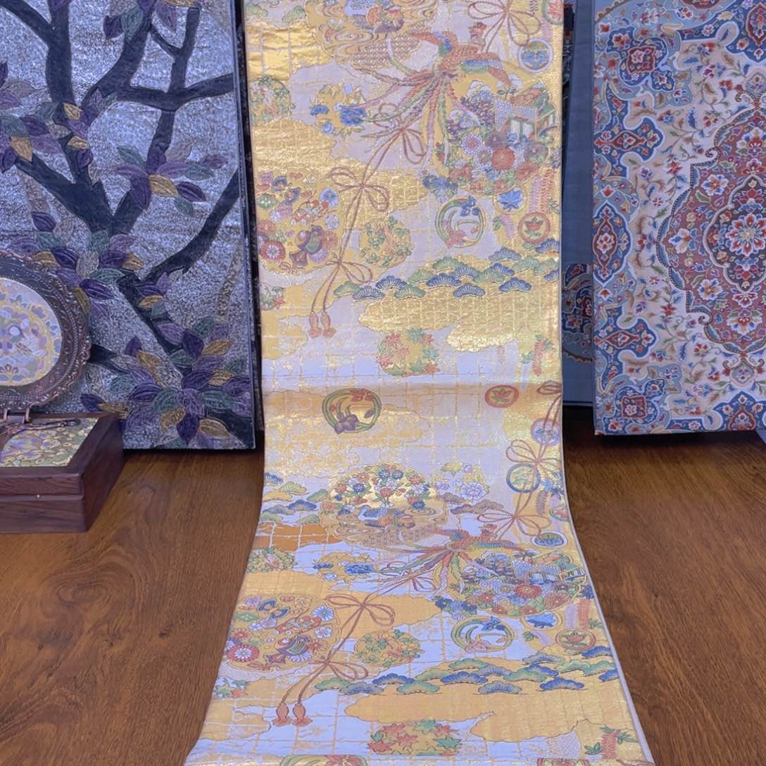 织绣本金箔凤凰花车纹