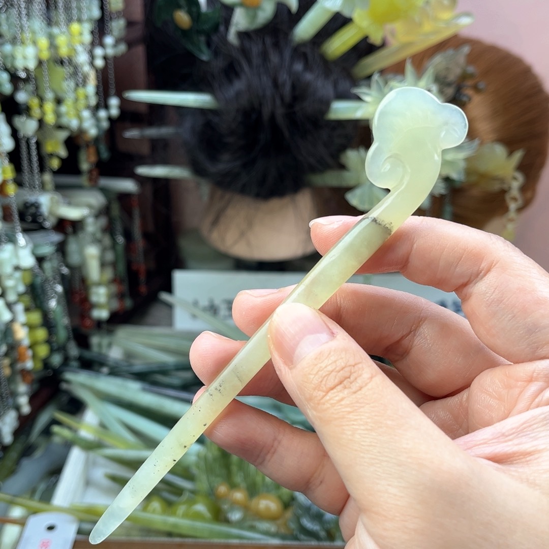 蛇纹石玉发饰未镶嵌15厘米左右，双面雕工