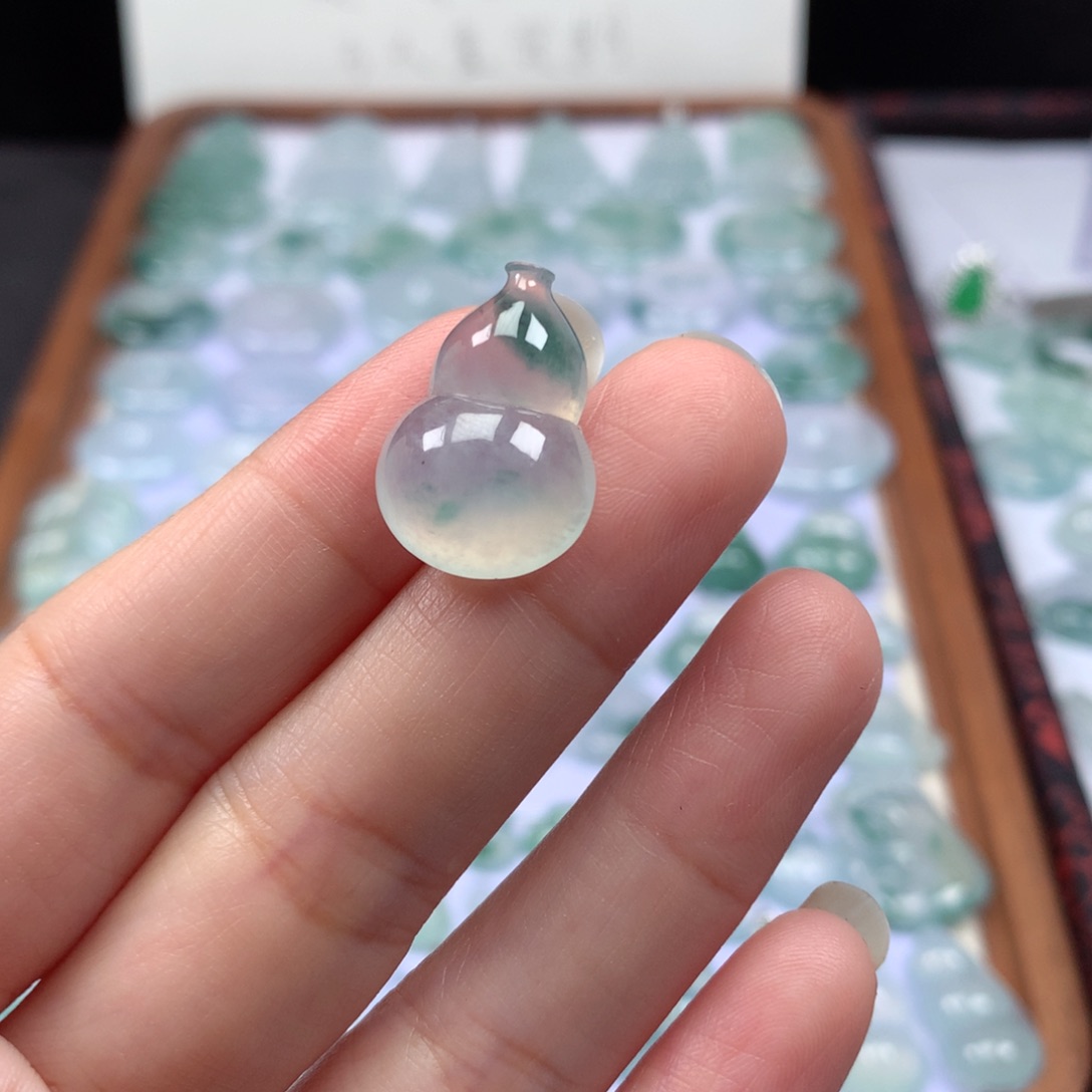 颈饰未镶嵌翡翠冰种飘花葫芦