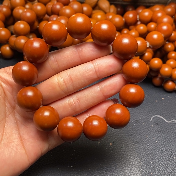 橄榄核吊坠1.75尺寸树王鸡血红光珠全品