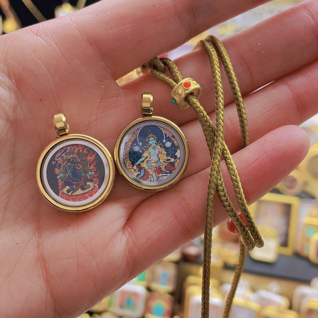 吊坠@**何唐卡等多种形式的艺术形式