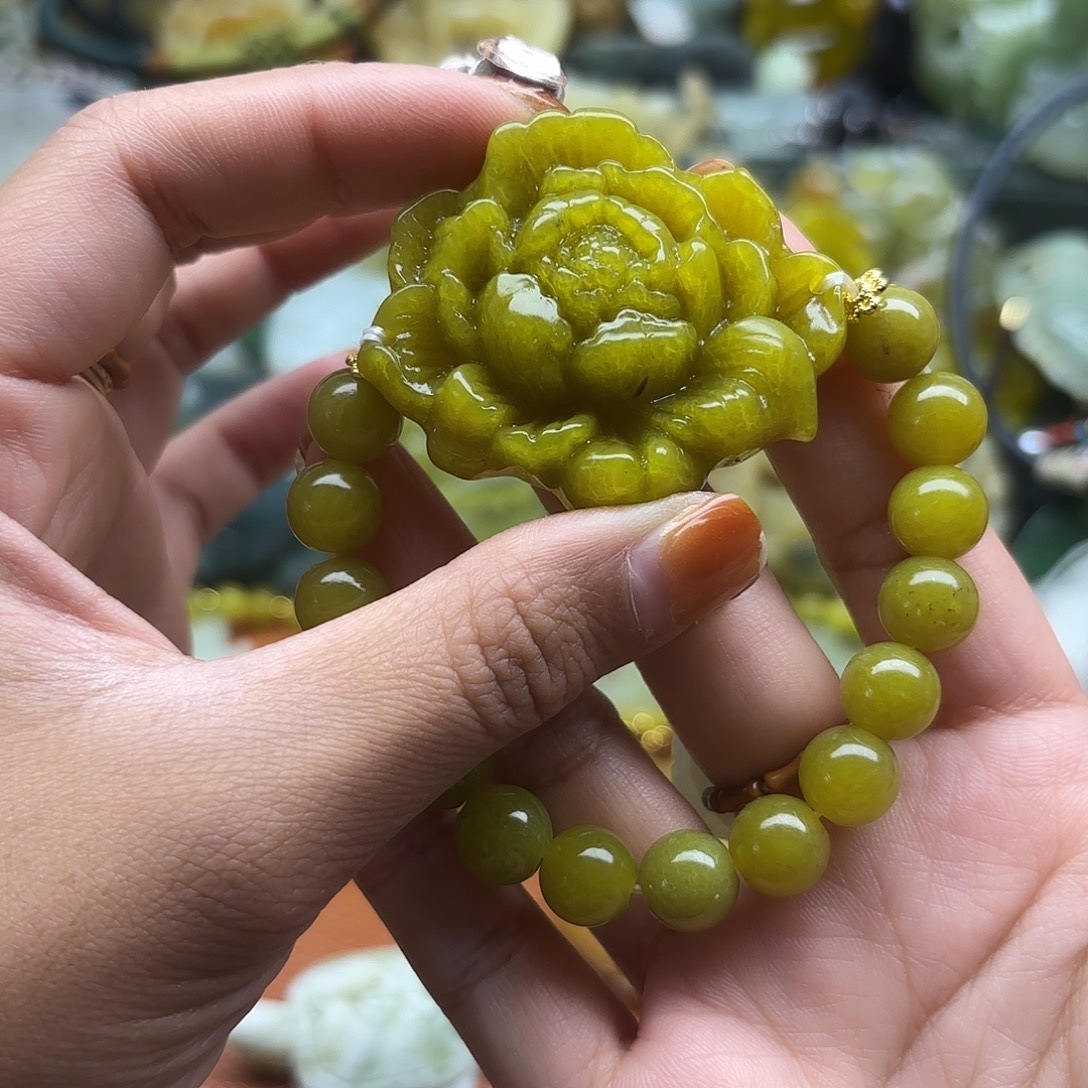 蛇纹石玉未镶嵌吊坠