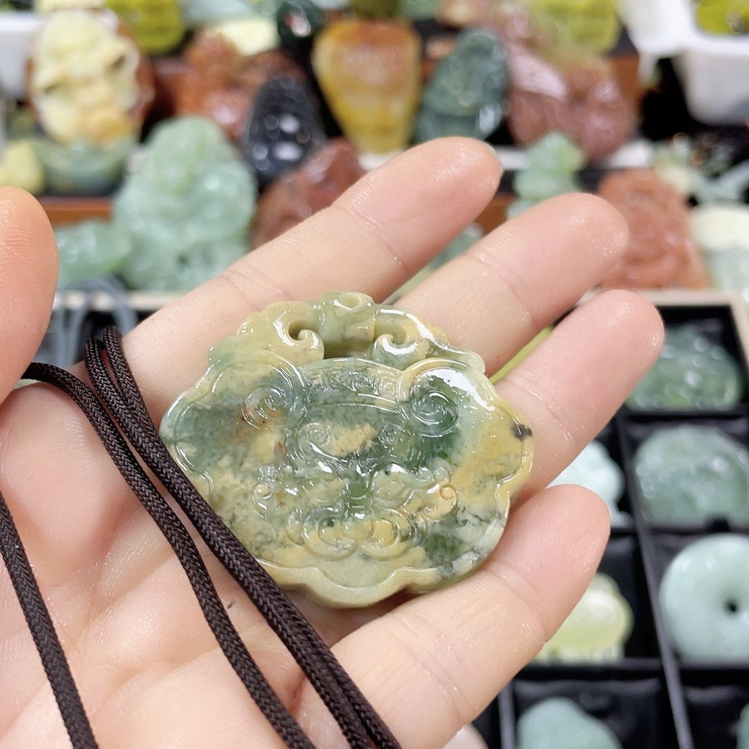 蛇纹石玉颈饰未镶嵌