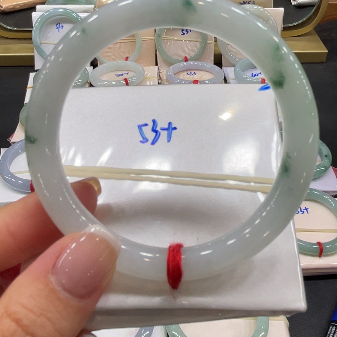 翡翠手镯未镶嵌翡翠