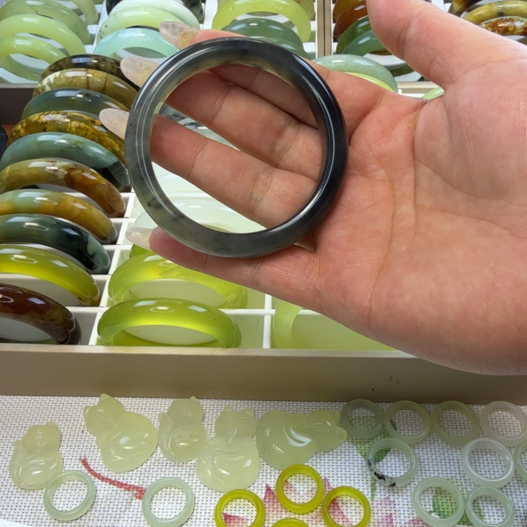 蛇纹石玉未镶嵌手镯