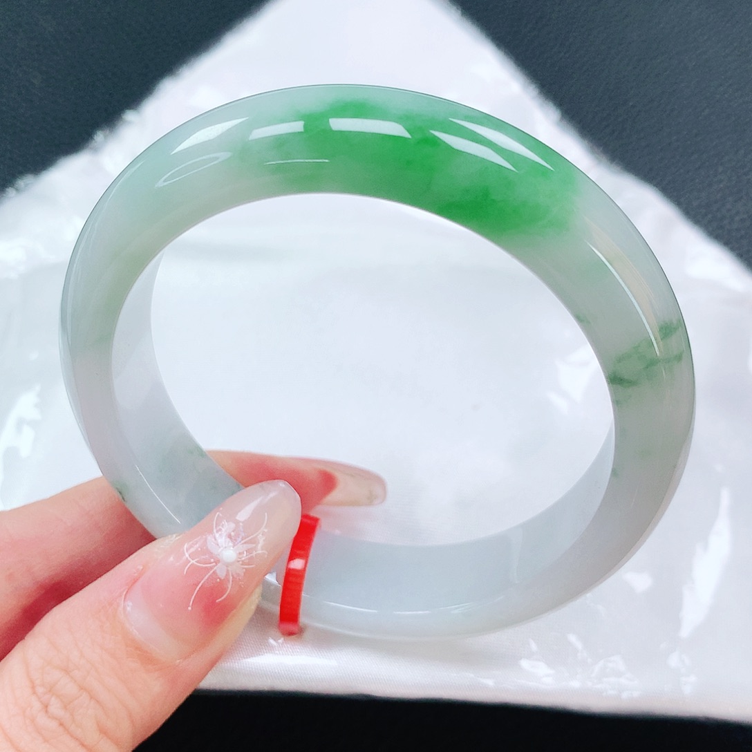 翡翠手镯未镶嵌55圈