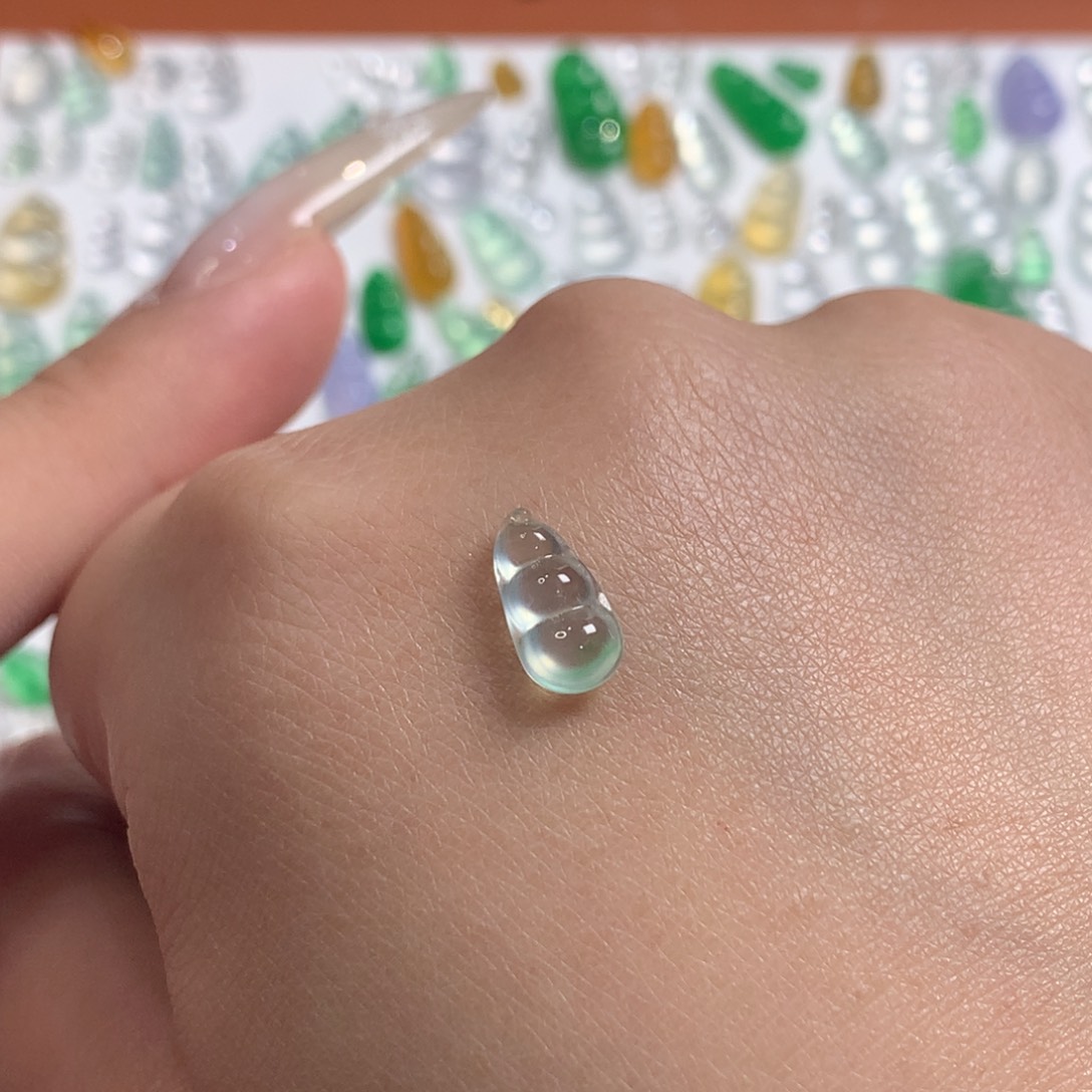 翡翠未镶嵌颈饰玻璃钢飘绿豆