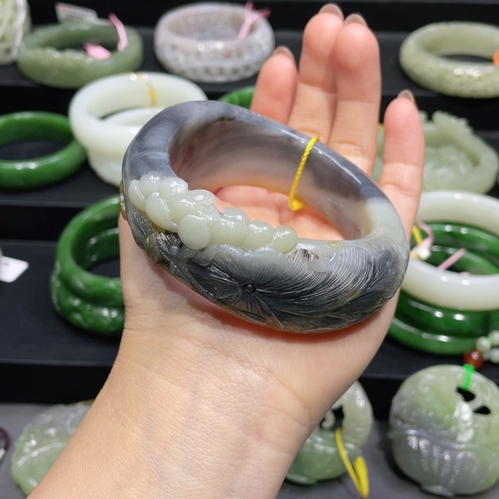 和田玉手镯55圈口 编号64未镶嵌